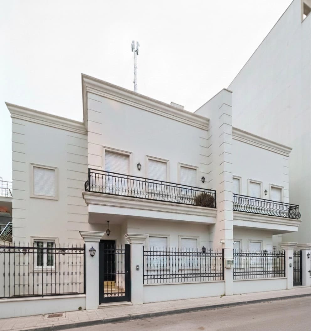 fyla-fy-bn-aaashor-dzoaU8