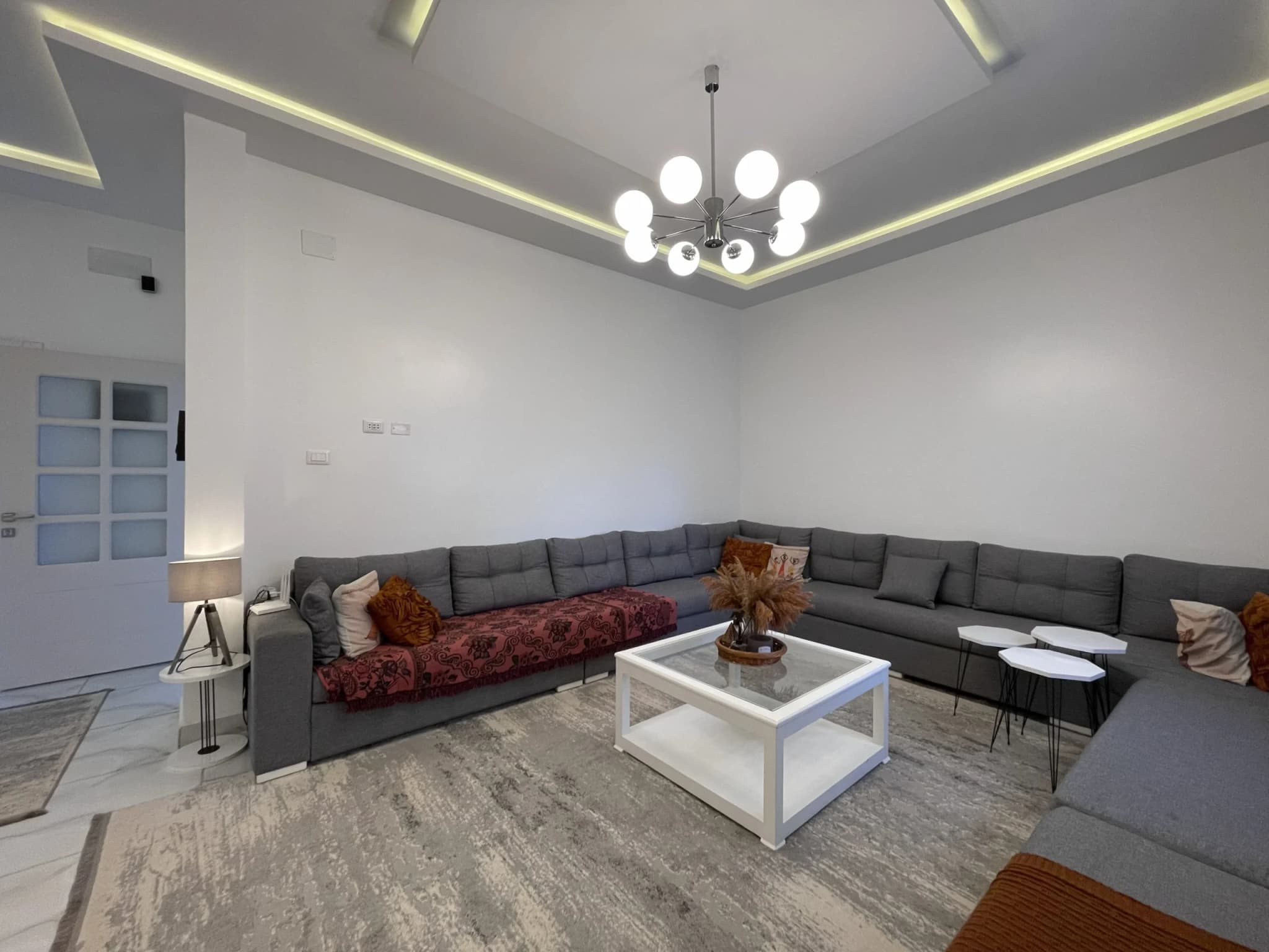 🏛️ فيلا فاخرة للبيع: تصميم عصري ونظام أدوار مفصولة 2