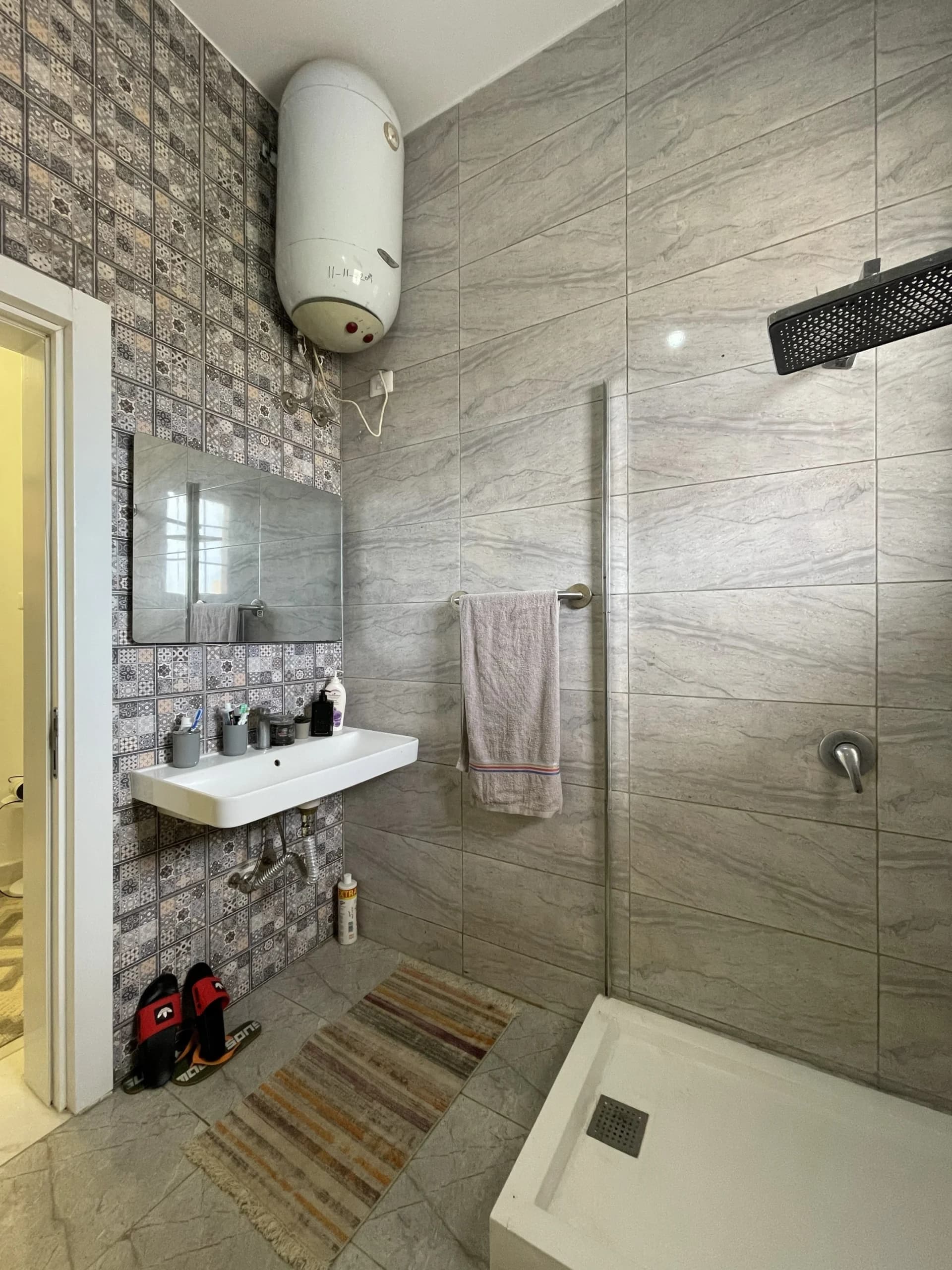 🏛️ فيلا فاخرة للبيع: تصميم عصري ونظام أدوار مفصولة 10