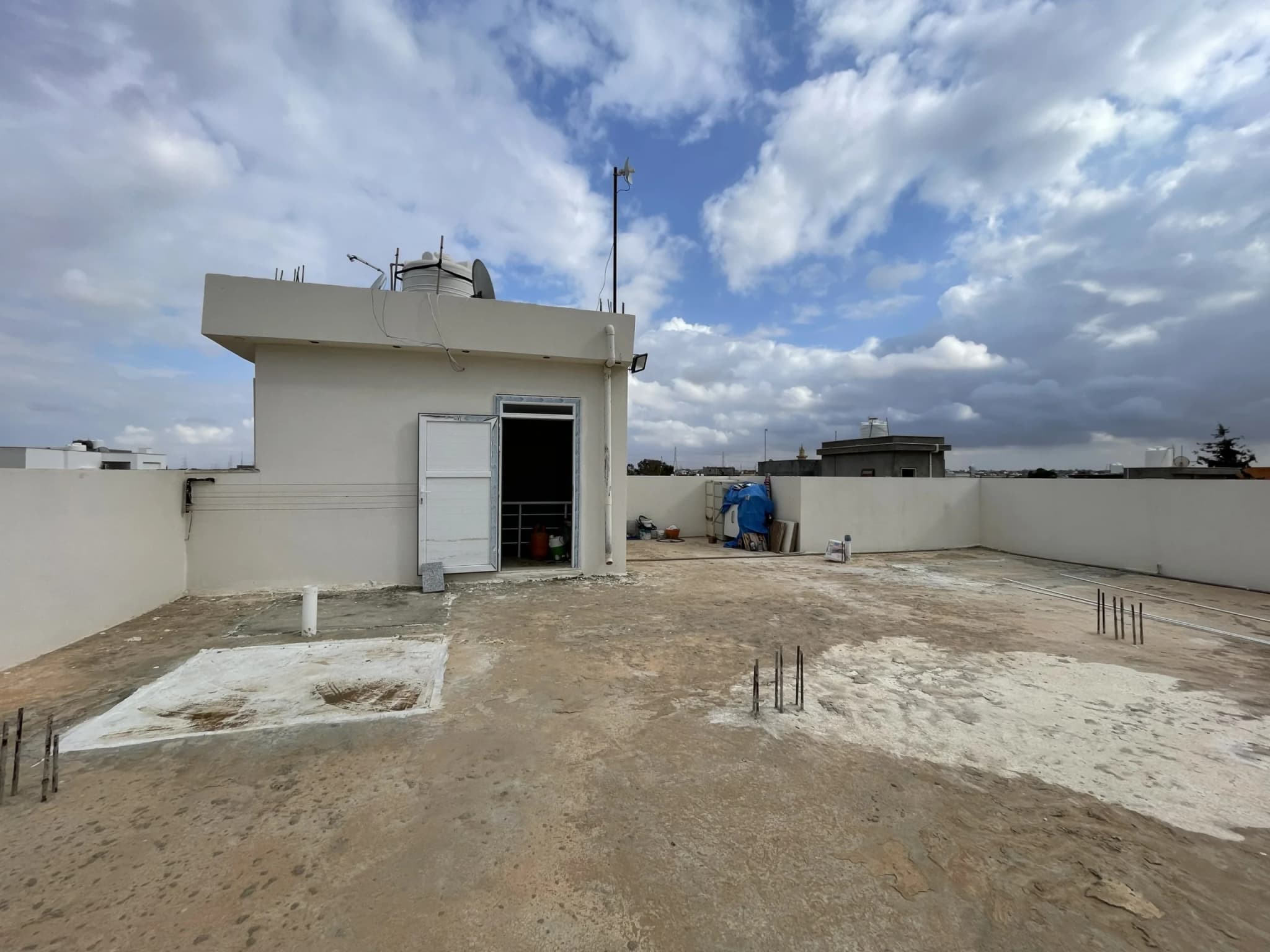 🏛️ فيلا فاخرة للبيع: تصميم عصري ونظام أدوار مفصولة 18