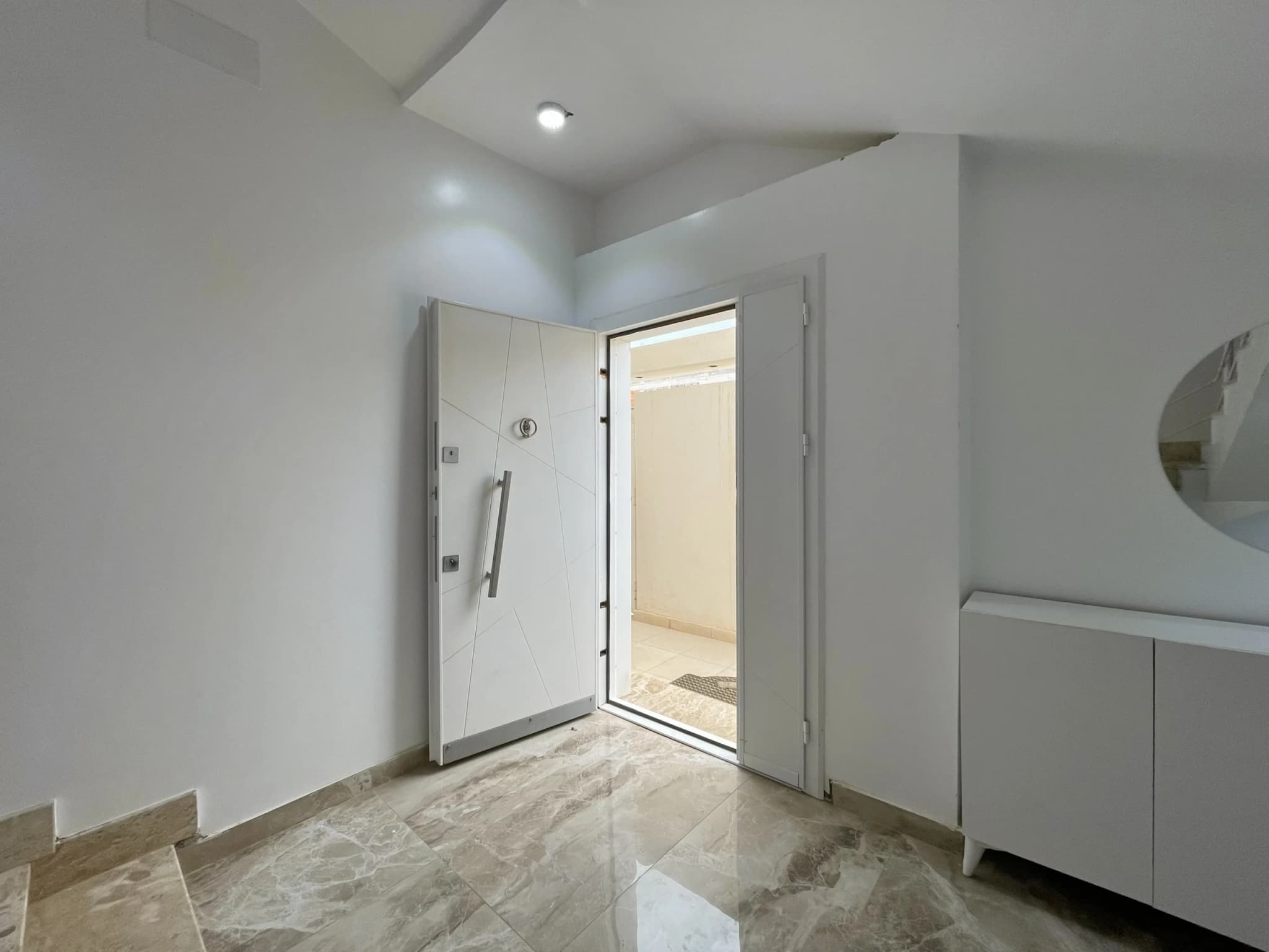 🏛️ فيلا فاخرة للبيع: تصميم عصري ونظام أدوار مفصولة 21