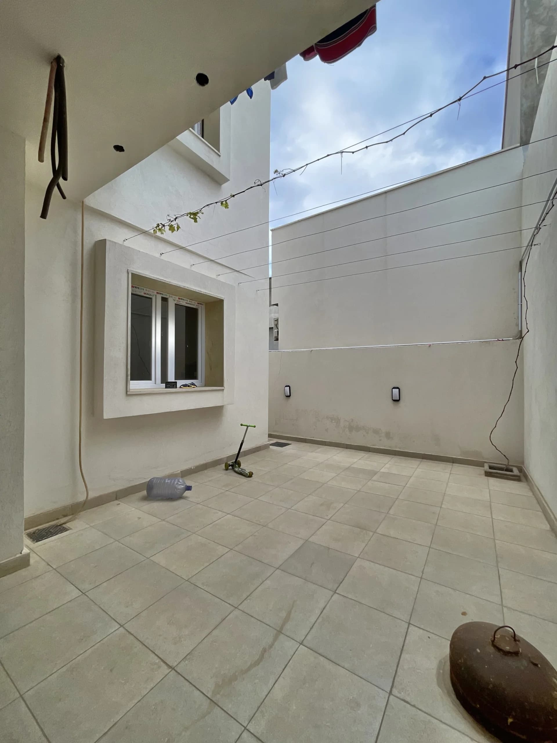 🏛️ فيلا فاخرة للبيع: تصميم عصري ونظام أدوار مفصولة 35