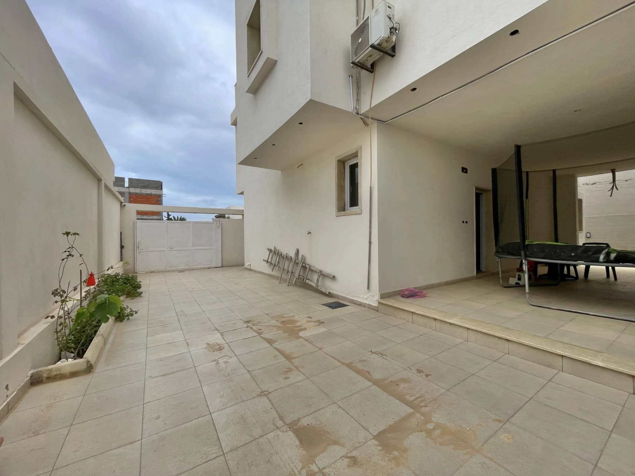 🏛️ فيلا فاخرة للبيع: تصميم عصري ونظام أدوار مفصولة 39