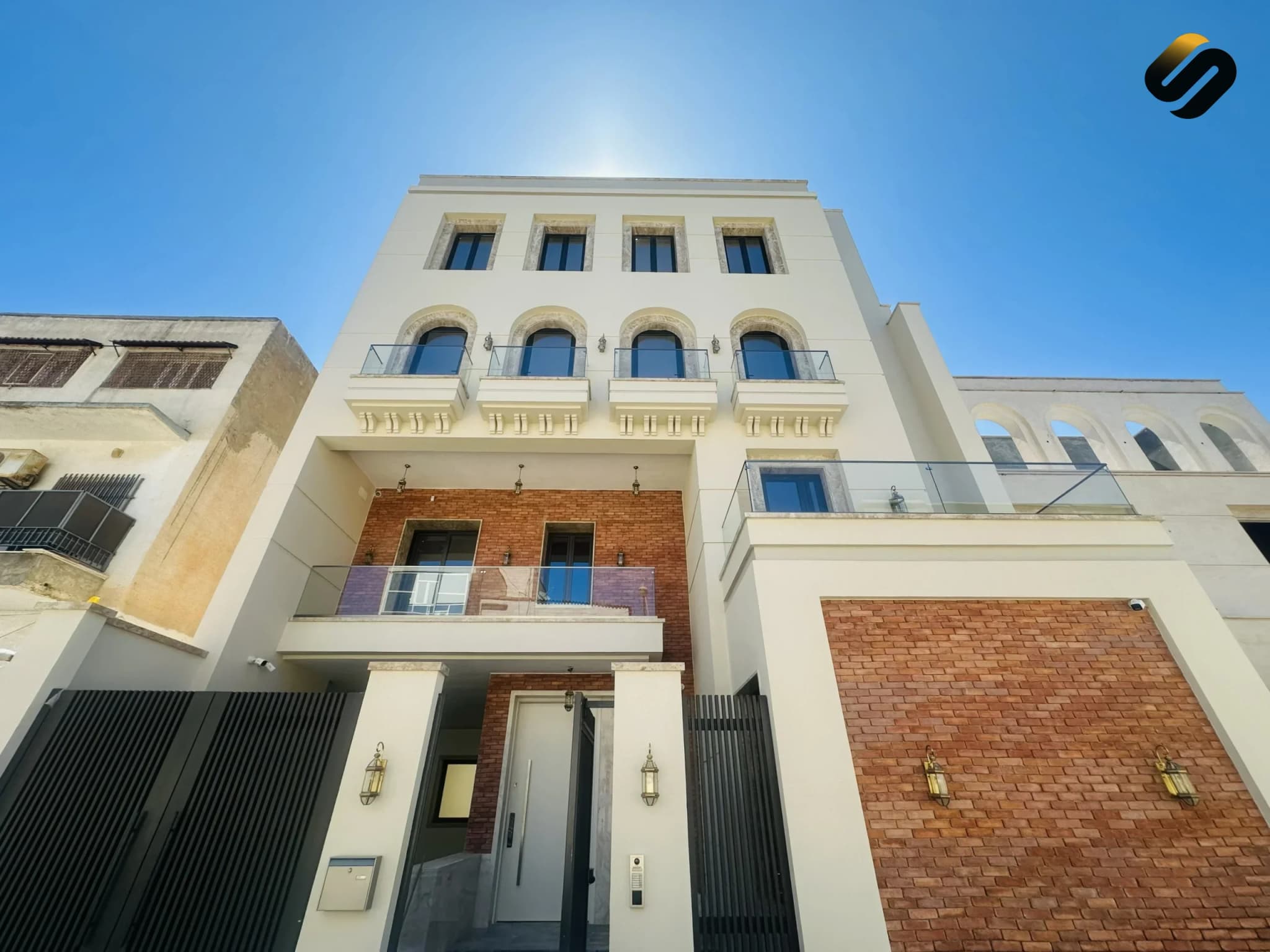 القمة المعمارية: حين يتحدى التصميم حدود المساحة 1