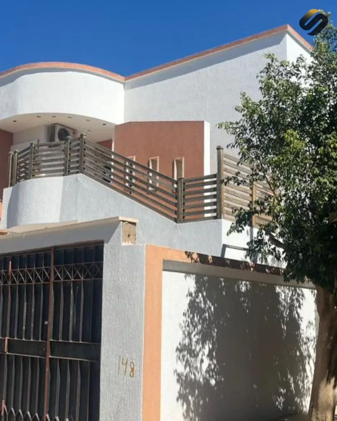 مبنى في حي دمشق للإيجار