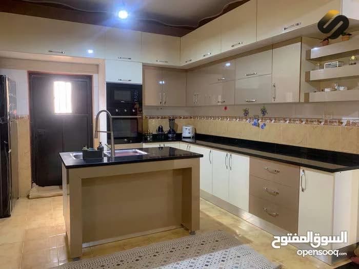 منزل أرضي يتكون من تلاث غرف نوم و 2 دورات مياه مع مطبخ و غرفة معيشة و 2 غرف استقبال ( رجال + نساء ) و يوجد به ايضا مخزن خلف المنزل مباشرة 3