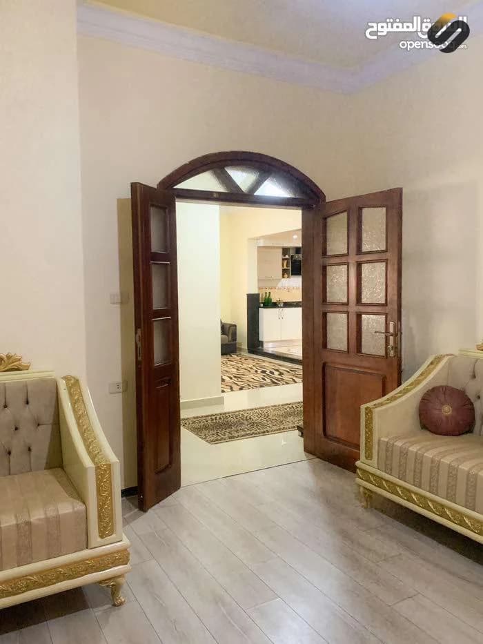 منزل أرضي يتكون من تلاث غرف نوم و 2 دورات مياه مع مطبخ و غرفة معيشة و 2 غرف استقبال ( رجال + نساء ) و يوجد به ايضا مخزن خلف المنزل مباشرة 5