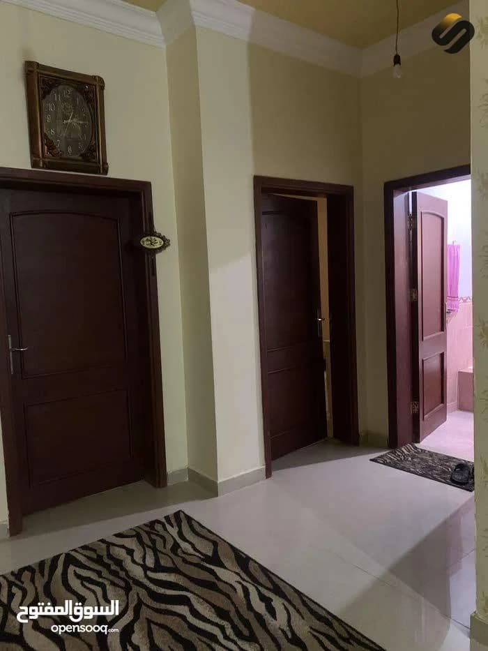 منزل أرضي يتكون من تلاث غرف نوم و 2 دورات مياه مع مطبخ و غرفة معيشة و 2 غرف استقبال ( رجال + نساء ) و يوجد به ايضا مخزن خلف المنزل مباشرة 7
