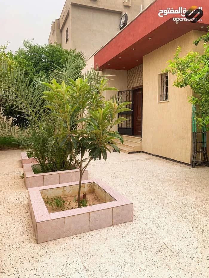 منزل أرضي يتكون من تلاث غرف نوم و 2 دورات مياه مع مطبخ و غرفة معيشة و 2 غرف استقبال ( رجال + نساء ) و يوجد به ايضا مخزن خلف المنزل مباشرة 9