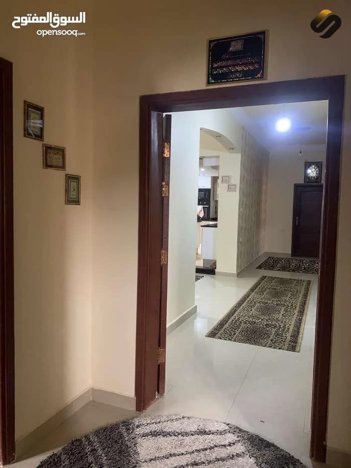 منزل أرضي يتكون من تلاث غرف نوم و 2 دورات مياه مع مطبخ و غرفة معيشة و 2 غرف استقبال ( رجال + نساء ) و يوجد به ايضا مخزن خلف المنزل مباشرة 10