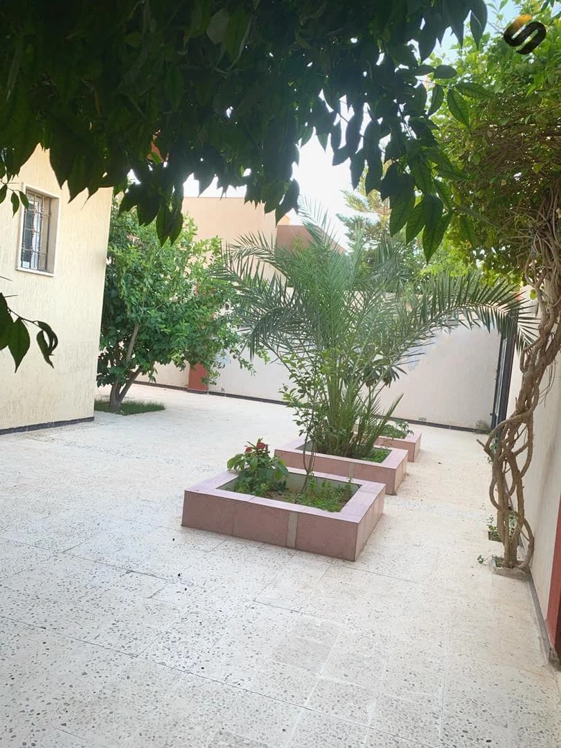 منزل أرضي يتكون من تلاث غرف نوم و 2 دورات مياه مع مطبخ و غرفة معيشة و 2 غرف استقبال ( رجال + نساء ) و يوجد به ايضا مخزن خلف المنزل مباشرة 11