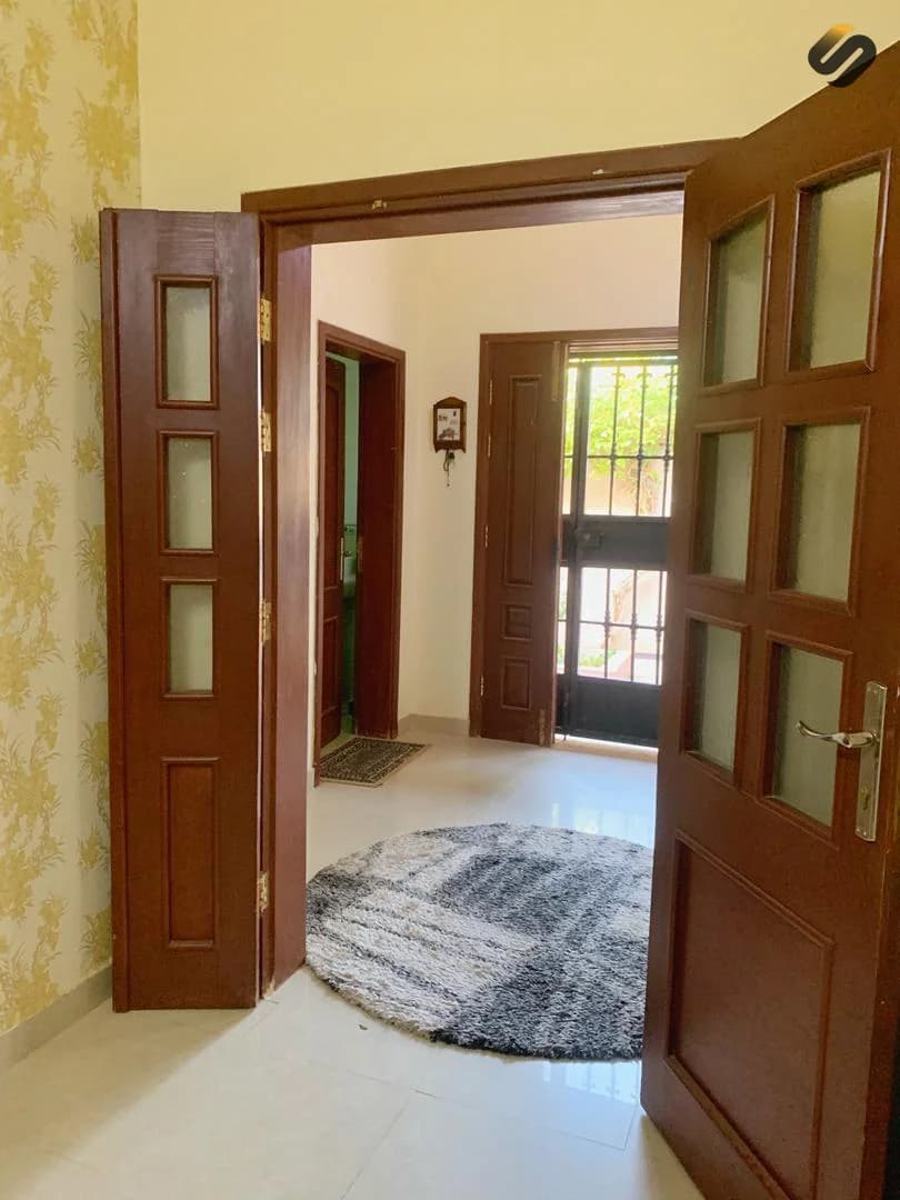 منزل أرضي يتكون من تلاث غرف نوم و 2 دورات مياه مع مطبخ و غرفة معيشة و 2 غرف استقبال ( رجال + نساء ) و يوجد به ايضا مخزن خلف المنزل مباشرة 12